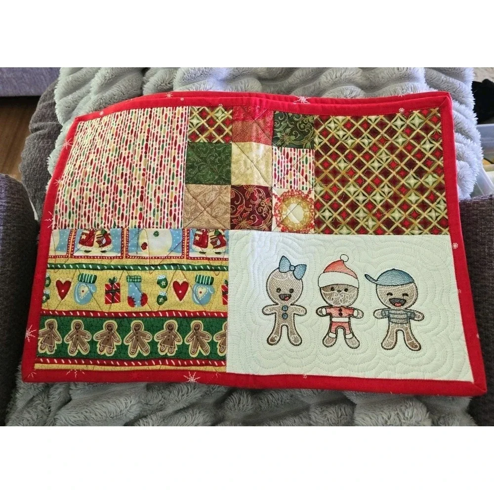 Christmas Embroidered Placemats-18x12-Set of 4-Patchwork-Quilted-Holiday-EUC!!